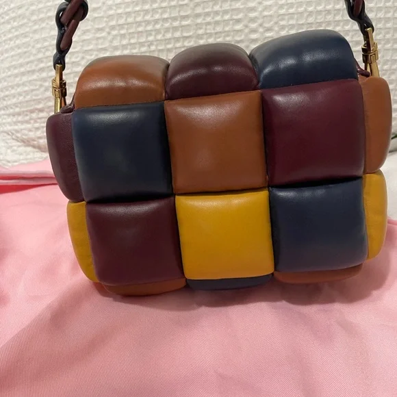 Kate Spade's Boxxy 3D Leather Crossbody - Picture 4 of 8